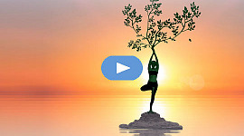 mulher em uma pose de árvore de ioga com uma árvore crescendo na coroa de sua cabeça