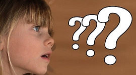 ung jente med tre store spørsmålstegn foran seg