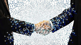 dua orang ahli perniagaan berjabat tangan menunjukkan tenaga yang bersambung di kedua-dua tangan dan lengan