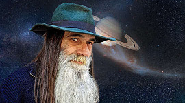 oudere man met lange baard die voor een sterrenhemel en planeet staat