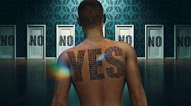 um homem com a palavra SIM tatuada nas costas enfrenta portas que todos dizem NÃO