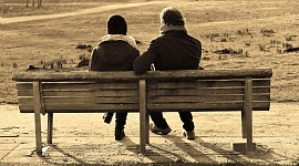 um casal sentado em um banco
