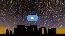 Tähtien polkuja Stonehengen yllä 16. kesäkuuta 2021. Kuva: Stonehenge Dronescapes.