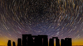 Следы звезд над Стоунхенджем 16 июня 2021 года. Фото Stonehenge Dronescapes.