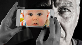 regarder à travers une caméra de téléphone et voir l'enfant à l'intérieur de l'homme