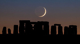 Croissant de lune se couchant sur Stonehenge