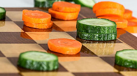 irisan sayuran di papan catur