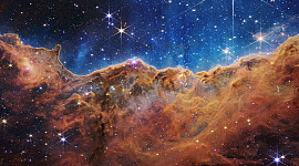 "Cosmic Cliffs" na Nebulosa Carina, onde nascem novas estrelas.