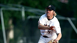giocatore di baseball con capelli bianchi