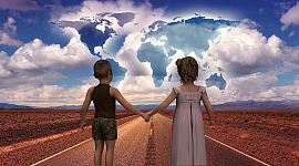 เด็กสองคนจับมือกันบนถนนที่มีโลกตรงหน้า