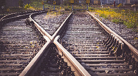 vasúti sínek csomópontja két különböző irányba halad