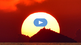 Zonsondergang boven Tino Island op 27 augustus 2022.