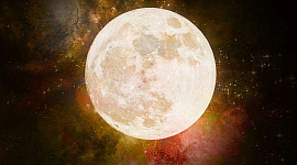 พระจันทร์เต็มดวงสว่างไสวและมีดวงดาวอยู่เบื้องหลัง