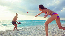 Paar spielt am Strand