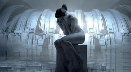 مجسمه زنی بی لباس که روی یک پایه نشسته است