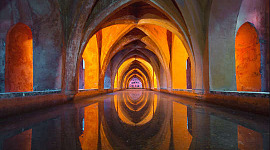 арки отражаются в воде