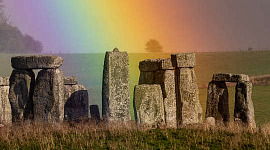 9 Kasım 2022'de Stonehenge üzerinde Gökkuşağı