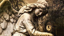une statue d'un ange tenant une horloge, avec une larme tombant de son oeil