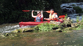 un hombre y una mujer en un kayak