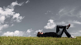 芝生に寝そべって空を眺める