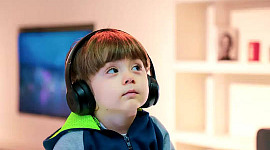 anak mendengarkan dengan penuh perhatian memakai headset