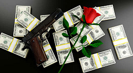 tumpukan uang dengan pistol dan setangkai mawar merah di atasnya