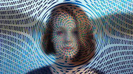 en kvinnes ansikt i en spiral av data
