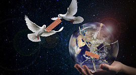 دو کبوتر که یک نوار چسب را به سیاره زمین می آورند