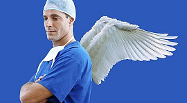 en läkare i scrubs med änglavingar