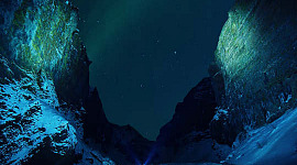 aurora boreal vista de um desfiladeiro na Islândia