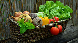 uma cesta de legumes