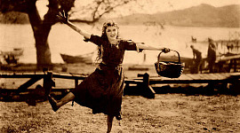mujer feliz sosteniendo una canasta y bailando