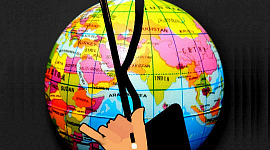 una mano que sostiene la batuta de un conductor superpuesta sobre el globo que muestra los países
