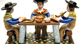Tonfiguren, die an einem Tisch sitzen und Speisen aus Ton essen