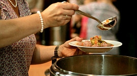 Servieren von Speisen in einer Suppenküche