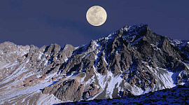 luna llena sobre una montaña