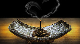 fumul de la un bețișor de tămâie care arde se ridică în formă de inimă