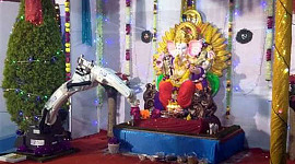 Robot wat Hindoe-ritueel uitvoer