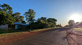 strada tranquilla in una comunità rurale