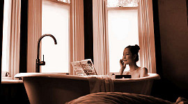 kvinna blötläggning i ett badkar