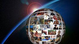 fotomontage van mensen uit verschillende landen op een wereldbol met een regenboog en zon op de achtergrond
