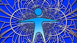 una figura umana in piedi con le braccia aperte davanti a una rete di cerchi intrecciati