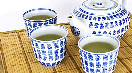 hagyományos csészékben és teáskannában forgatott tea