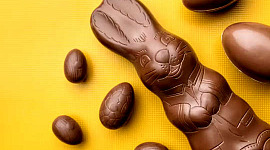 Schokolade in Form eines Osterhasen und mehr