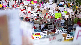 Orang-orang berbaris melalui pusat kota Atlanta pada Juni 2022 untuk memprotes keputusan Mahkamah Agung AS untuk membatalkan Roe v. Wade.