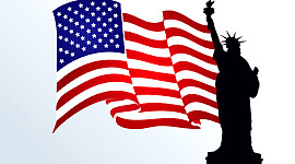 La estatua de la libertad y una bandera americana