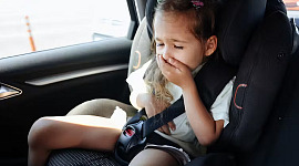 barn som opplever reisesyke i et bilsete