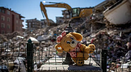 Un juguete de peluche en el sitio de los edificios derrumbados después del terremoto en Hatay, Turquía