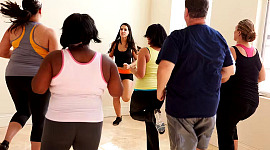persone in sovrappeso in una classe di ginnastica