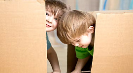 bambini che giocano con e dentro le scatole